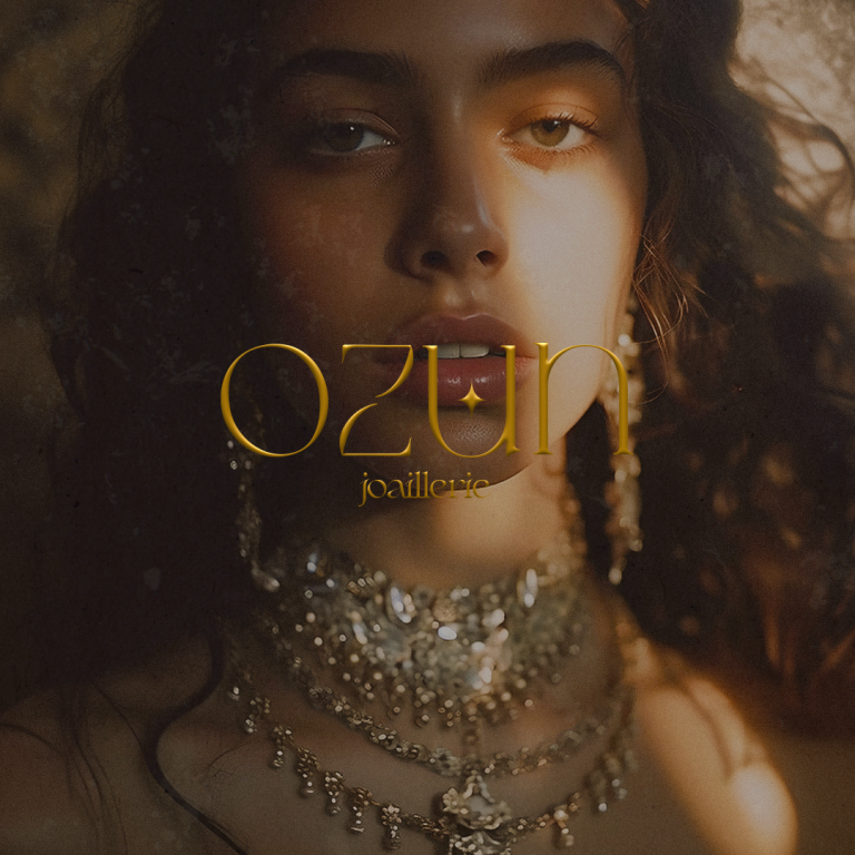Portrait féminin baigné de lumière dorée, mettant en valeur les bijoux Ozun et le logo de la marque, direction artistique et identité visuelle signée Grow with Design.